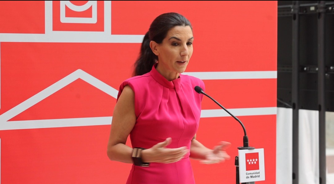 Rocio Monasterio responde a los medios de comunicación.  
Ve